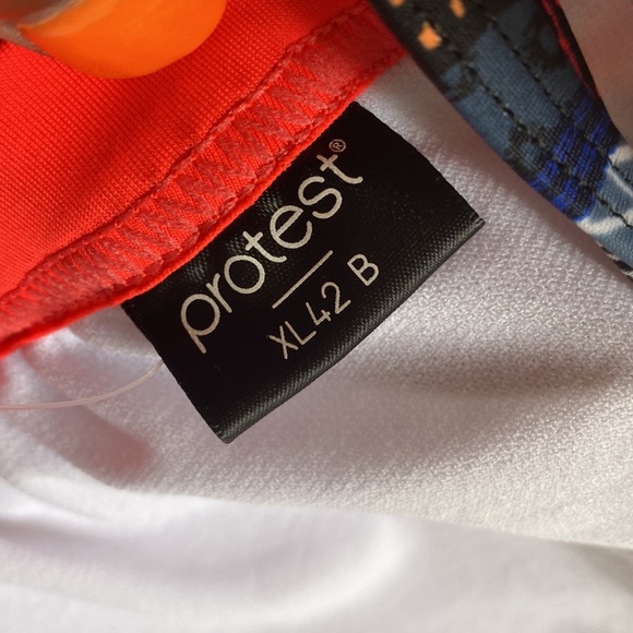 Protest bikini Top ONLY, NWT, Size XL - Picture 4 of 6